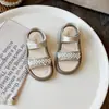 Sandálias Infantis 2026 Verão Novo Estilo Princesa Moda Esportiva Verão Sola Macia Sapatos de Praia Infantis para Meninas Mais Velhas