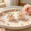 Brincos de pérola em formato de fogos de artifício com esmalte rosa suave para mulheres, luxo leve com um toque de alta qualidade, brincos de flor de zircônia requintados, versáteis para o trabalho