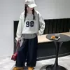 Nova coleção de outono para meninas: conjunto de moletom com barra listrada assimétrica e calça jeans wide leg