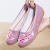 Sapatos de Pano de Pequim Antigos Sapatos Baixos Femininos Sapatos de Mãe de Salto Baixo Estilo Étnico Sapatos Bordados Vermelhos da Dinastia Han Sapatos Femininos Slip-On de Bico Redondo e Boca Rasa