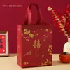Bolsa de regalo no tejida para boda bolsa de regalo festiva roja para tabaco y alcohol bolsa de regalo portátil para dulces de boda regalo a mano