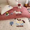 Lindo Set de Funda de Cama Bordada con Toalla Nairi de Lunares para Nieve, Juego de Cuatro Piezas, Funda de Edredón de una Pieza, Juego de Cama de Tres Piezas