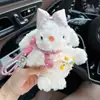 Chaveiro de Pelúcia de Coelho de Orelhas Caídas com Vestido de Rosa Adorável Coelhinho Segurando um Vaso Pingente para Bolsa