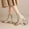 Botas Curtas de Salto Grosso Estilo Chinês para Mulheres Outono e Inverno 2025 Novas Botas Individuais Versáteis e Confortáveis Bico Quadrado Modernas Botas Pequenas de Couro