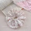 Nuevo Scrunchie Floral Fresco de Primavera 2025 Rosa Dulce Accesorio para el Cabello para Coleta Baja o Chongo para Mujeres