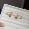 Pulseira Torcida Móvel Gota d'Água com Zircônia Banhada a Ouro Real 18K Pulseira de Alto Padrão Nicho Joia de Mão Simples e Moderna para Mulheres