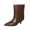 Botas femininas de cano médio feitas de couro de flor integral, novos estilos outono/inverno, bico fino, salto fino, salto médio, botas de montaria, botas de perna reta, botas de cano médio