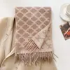 Bufanda Jacquard de Letras de Alta Gama Estilo Invierno para Mujer, Engrosada y Cálida, Calentador de Cuello Versátil, Ropa Exterior Multifuncional con Borlas