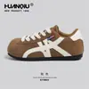 Zapatos Globales para Mujer Otoño 2026 Vino Tinto Suela Gruesa Tenis Blancos Zapatos de Plataforma Versátiles Planos Aumentadores de Altura Tenis Deportivos