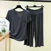 Conjunto de dos piezas de camiseta de manga corta con cuello redondo y bolsillo de modal y pantalones cropped holgados de cintura alta, atuendo de verano fino talla grande
