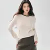 Elegante y minimalista, este suéter de punto de cachemira presenta un cuello sofisticado con adornos de pedrería.. Es una pieza versátil perfecta para el trabajo o el uso diario, y se puede usar como capa base