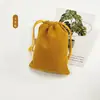 Venta Directa de Fábrica Bolsa de Almacenamiento con Cordón Flocado con Logo Bordado para Joyería y Cosméticos Bolsa de Terciopelo
