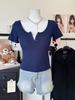 Camiseta Sexy Feminina Manga Curta Azul Marinho Três Botões Estilo Bm Cintura Alta Usada por Dentro e por Fora com Top de Ombro Direito