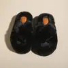 Elegantes chinelos peludos com tiras cruzadas para mulheres, novo estilo outono e inverno 2026, sola grossa, quentes, fáceis de calçar, chinelos de algodão espessos
