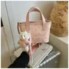 Projetado em estilo coreano, este é um novo modelo popular com uma vibe estilosa e casual, adequado para o trajeto de verão.. É uma bolsa de ombro tipo saco de nicho, versátil e moderna para 2026.