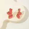 Pendientes de hoja de arce y flor con diseño temático de bosque estilo coreano, a la moda y de lujo ligero, pendientes de botón de pétalos coloridos con goteo de aceite para mujer en blanco y negro