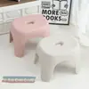 Mesa de Centro para Sala de Estar Doméstica Tendência Banquinho Pequeno Infantil de Plástico Banquinho para Banho Cadeira Empilhável Banheiro Baixo para Trocar de Sapatos