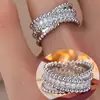Anillo Cruzado Doble Anillo Trenzado Banda Ancha Transfronterizo con Circonia, Moda Europea y Americana, Lujo Ligero, Sensación de Alta Gama, Joyería de Calidoscopio a la Moda