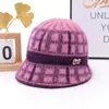 Chapéu de Inverno Feminino 2026 Novo Estilo Chapéu Balde de Proteção contra Frio Chapéu Quente de Mãe Meia-idade e Idosos Chapéu de Lã Tricotado Espessado com Veludo
