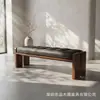 Banco de madera maciza estilo mediados de siglo con tapicería de cuero negro, adecuado para recibidor, cambio de zapatos o como banco largo para relajación en el comedor.