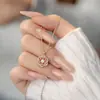 Collar de flor de esmalte francés, un diseño único y elegante para mujer, con detalles de perlas y una estética vintage de alta gama, creando un lujoso conjunto de joyería