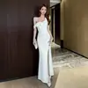 Vestido de Noite Preto Estilo Francês para Mulheres, Design de Ombro Único com Babados, Caimento Justo, Vestido Longo com Fenda Alta, Adequado para Banquetes e Festas