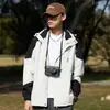 Chaqueta Impermeable con Capucha de una Sola Capa para Primavera y Otoño 2026, Corte Holgado Versátil, En Stock