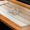 Pendientes de Encaje con Corona de Perlas Estilo Retro Nicho Lujo Ligero Pinzas para Orejas Estilo Coreano Versátiles Pendientes de Gama Alta Venta al por Mayor para Mujeres