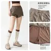 Pantalones cortos deportivos de cintura elástica con cordón, con un diseño de doble capa para mayor cobertura y un aspecto de dos piezas simulado, con bolsillos, adecuados para yoga y fitness