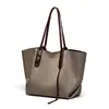 Bolsa de Mano 2026 Estilo Nuevo Lona para Mujer Sensación de Alta Gama Gran Capacidad Bolso de Hombro para Viajero Bolso Grande Equipaje
