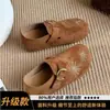 Otoño 2026 Nuevo Modelo Ante Mongol Hebilla Punta Redonda Aumentador de Altura Zapatos Birkenstock de Moda Versátil Fuegos Artificiales Zapatos Planos para Mujer