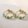 Aogu, uma marca popular transfronteiriça, oferece uma nova coleção de brincos de cobre de nicho, de alta qualidade, banhados a ouro 18K e adornados com zircônia cúbica, apresentando um pequeno design floral, perfeitos para mulheres e fáceis de combinar com qualquer roupa.