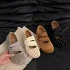 Sapatos Mary Jane lisos e elegantes com um toque retrô, novo estilo da moda 2026, perfeitos com vestidos, versáteis e confortáveis, não vão machucar seus pés