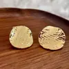 Pendientes Redondos Europeos y Americanos Transfronterizos con Textura Dorada Hielo Triturado, Pendientes de Botón Metálicos de Moda de Lujo Ligero con Textura Irregular
