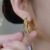 Lujoso Anillo Hueco de Oro con Incrustaciones de Diamantes Hebilla para la Oreja Diseño Versátil Moda Nicho Elegantes Aretes de Lujo Ligero Aretes para Mujer