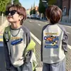 Camiseta de manga larga para niño de algodón puro con bloques de color, capa base para primavera/otoño, nuevo top raglán estampado elegante y versátil para niños