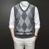 Fornecimento direto da fábrica de coletes de tricô masculinos, camisas básicas masculinas, malhas de negócios sem mangas com decote V slim-fit, coletes masculinos de cor sólida