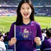 Banderas de soporte de mano para clubes de fútbol para que los aficionados las usen durante los partidos. Se pueden personalizar varias banderas de equipos de club