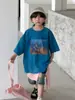 2026 Estilo Americano Vintage Verão Solto Azul Desgastado Meninos Manga Curta Top Camiseta Estampada Gola Redonda para Meninos