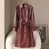 Roupas de Pequena Produção 2026 Novidades da Primavera Jaqueta de Couro PU Cinturada Feminina Estilo Retro Old Money Comprimento do Joelho Longo Trench Coat de Couro Estilo Coreano