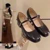 Sapatos Mary Jane de Couro Macio da Moda para Mulheres Outono 2025 Novos Sapatos Baixos com Salto Quadrado Estilo Francês com Saia Bico Quadrado Salto Médio Sapatos Pequenos de Couro