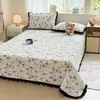 Cobertor de Cama de Lã de Leite Espessado Conjunto de Três Peças Outono e Inverno Estilo Renda Quente Lençol Antiderrapante Capa de Colchão Capa Kang Atacado