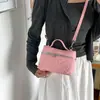 Nova bolsa carteiro versátil de cor sólida para mulheres, versátil com bordado, simples, única, estilosa e de alta qualidade