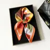 Nuevo Pañuelo de Seda con Estampado Floral Primavera y Verano, Seda Artificial, Cuadrado Pequeño Geométrico Colorido de 70 cm para Mujer, Pañuelo Decorativo Versátil para el Cuello para Mujer