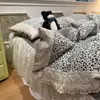 Conjunto de Roupa de Cama Pequeno Floral de Quatro Peças Estilo Francês de Luxo com Renda Vintage, Acabamento em Renda Vazada, Lençol de Chiffon Amassado, Capa de Edredom e Saia de Cama
