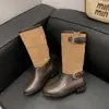 2026 Novo Design em Couro Macio Fivela de Metal Retrô Bico Redondo Botas Longas até o Joelho Estilo Desleixado Salto Grosso Tendência Cavaleiro Botas de Cano Médio