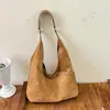 Bolsa Tote Retrô Europeia de Grande Capacidade para Mulheres, Nova Casual com Rebites para o Dia a Dia, Bolsa de Ombro Único de Alta Qualidade para Usar sob o Braço