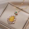 Collar para Mujer, Estilo Coreano y Japonés, Nuevo y Moderno Colgante de Calcedonia Amarillo Limón Incrustada Tipo Hielo, Cadena de Clavícula de Acero de Titanio Moderna y Fresca