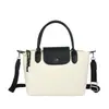 Nova bolsa de mão de nylon color-block 2025, leve e à prova d'água, versátil para o dia a dia, com um design estiloso e sofisticado, uma bolsa quadrada pequena
