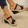 Sandálias plataforma com strass 2026, sandálias de salto plataforma grandes para uso externo para mulheres, vazadas de sola grossa, novo estilo europeu e americano com tecido color-blocking